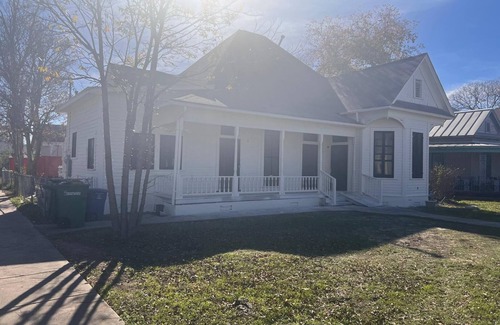 Government Hill Casa | Spacious 6-bedroom house with WiFi and AC in welcoming San Antonio