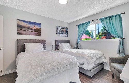 Simi Valley Casa | Spacious 6-bedroom house in lovely Simi Valley with 6 hole putting course & gym