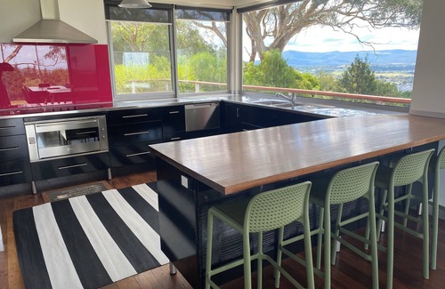 Gisborne Casa | Spacious 6-BR Retreat with Breathtaking Views – Perfect for Family & Friends