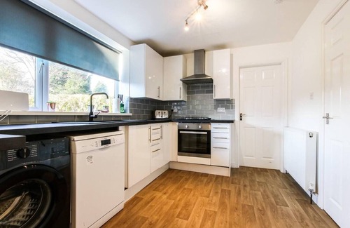 Newcastle-upon-Tyne Casa | Spacious 6 Bedroom in Forest Hall Modern Comfort with Excellent Transport Links