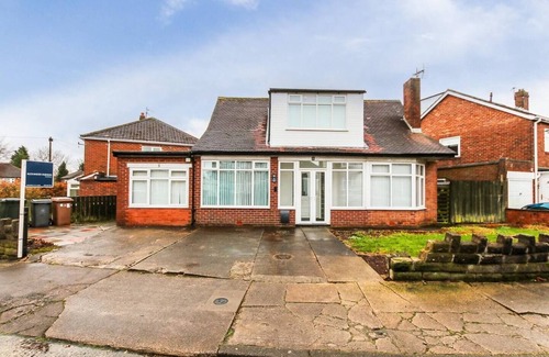 Newcastle-upon-Tyne Casa | Spacious 6 Bedroom in Forest Hall Modern Comfort with Excellent Transport Links