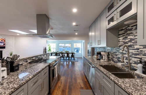 Ederville Casa | Spacious 6BR by AT&T Stadium Stockyard Heated Pool