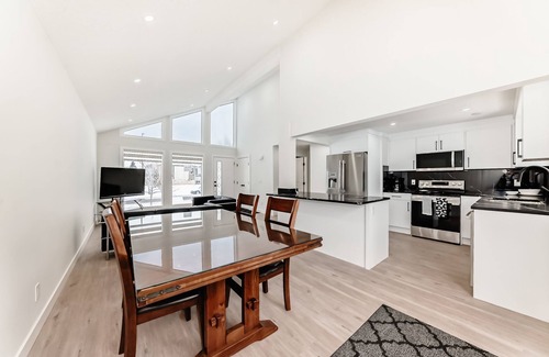 Calgary Casa | Spacious 6BR Home, BBQ, Backyard & A/C