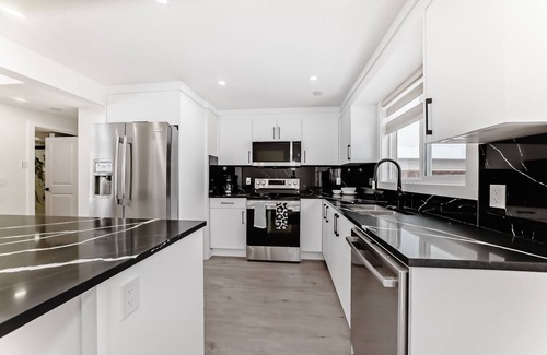 Calgary Casa | Spacious 6BR Home, BBQ, Backyard & A/C