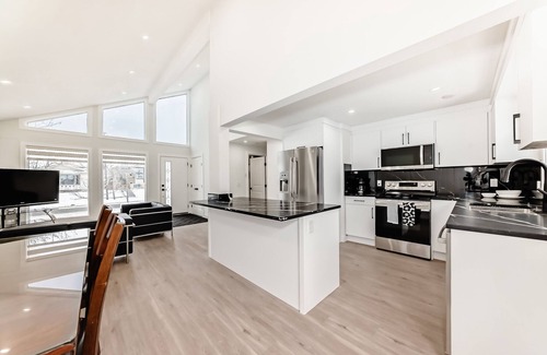 Calgary Casa | Spacious 6BR Home, BBQ, Backyard & A/C