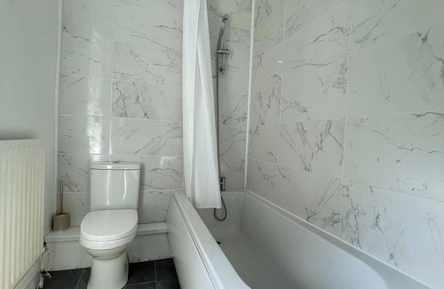 Sheffield Casa | Spacious 6BR House w/Free Parking