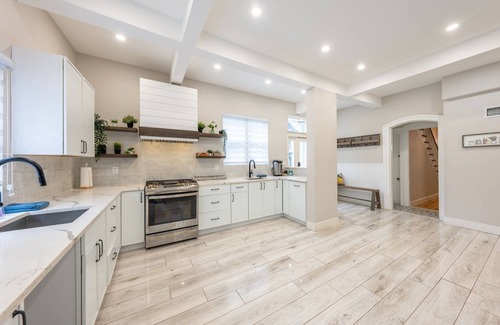 Roselle Casa | Spacious 6BR Retreat - Pool - Fire Pit - BBQ - 3 Min to NYC!