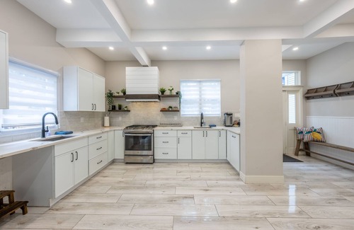 Roselle Casa | Spacious 6BR Retreat - Pool - Fire Pit - BBQ - 3 Min to NYC!