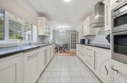 Sutton Coldfield Casa | Spacious 6BR Villa in 32 Le More Birmingham with 7 Beds and Free Onsite Parking