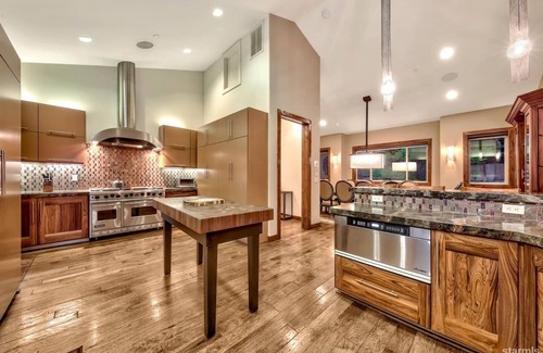 South Lake Tahoe Casa | Spacious 7-bedroom estate with hot tube and WiFi in delightful Lake Tahoe