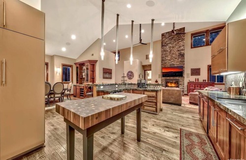 South Lake Tahoe Casa | Spacious 7-bedroom estate with hot tube and WiFi in delightful Lake Tahoe
