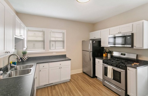 Libertyville Casa | Spacious 7 bed W/ 3 living areas Near Naval Base!
