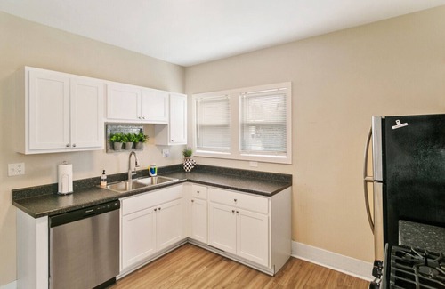 Libertyville Casa | Spacious 7 bed W/ 3 living areas Near Naval Base!