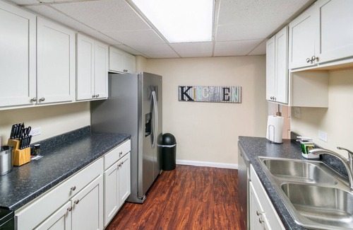 Libertyville Casa | Spacious 7 bed W/ 3 living areas Near Naval Base!