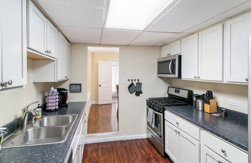 Libertyville Casa | Spacious 7 bed W/ 3 living areas Near Naval Base!