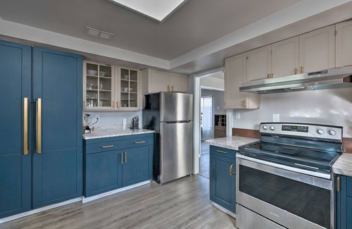 Old North Sacramento Casa | Spacious 7-bedroom 9 Bed house in serene Sacramento with AC, WiFi, Close to DT