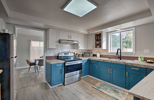Old North Sacramento Casa | Spacious 7-bedroom 9 Bed house in serene Sacramento with AC, WiFi, Close to DT