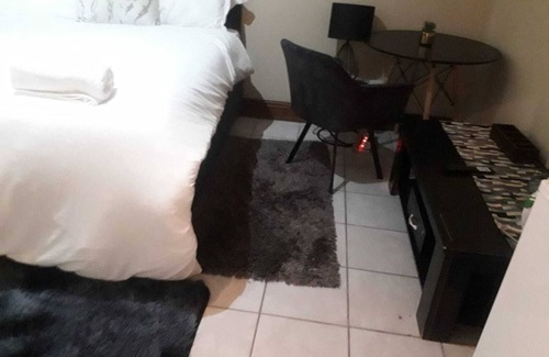 Sunset Beach Casa | Spacious 7-bedroom house with AC, WiFi in delightful Cape Town