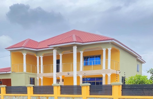 Prampram Casa | Spacious 7-bedroom house with WiFi and AC in Dawhenya
