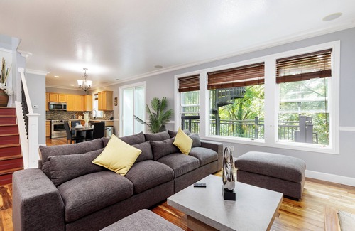 Gresham Casa | Spacious 7-bedroom house in brilliant Gresham with AC, fitness room