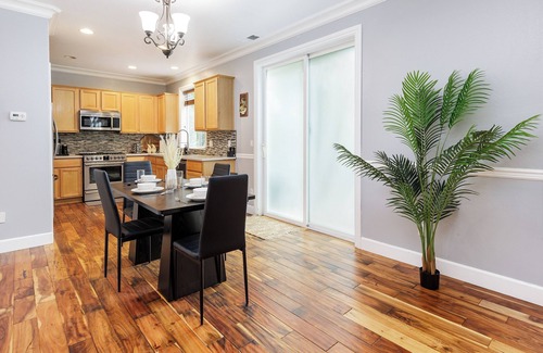 Gresham Casa | Spacious 7-bedroom house in brilliant Gresham with AC, fitness room