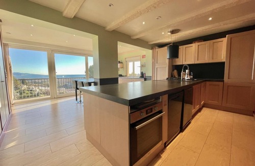 Antibes Villa | spacious 7-bedroom villa with Sea Vie, WiFi and AC in Antibes