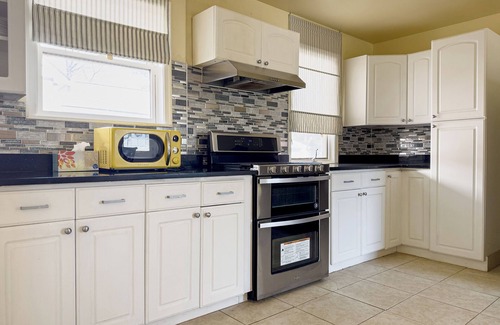 Upper Darby Casa | Spacious 7-BR Family Retreat in Upper Darby