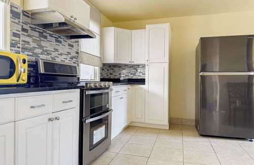 Upper Darby Casa | Spacious 7-BR Family Retreat in Upper Darby