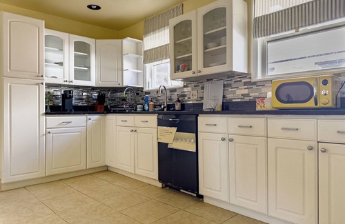 Upper Darby Casa | Spacious 7-BR Family Retreat in Upper Darby