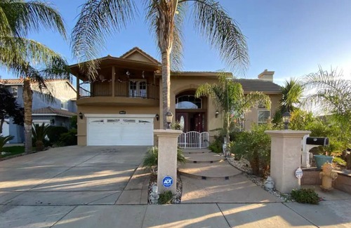 Atwater Casa | Spacious 7 BR home- king beds - sleeps 15- free parking -safe quiet neighbrhood