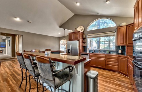 Montgomery Estates Cabina | Spacious 7Br+ Bonus 8th Br, Pool and Foosball Table, 13 Beds, 14 Guests+Kids 5 Years Old and Younger