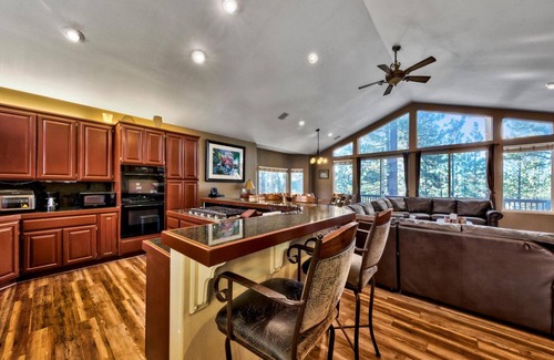 Montgomery Estates Cabina | Spacious 7Br+ Bonus 8th Br, Pool and Foosball Table, 13 Beds, 14 Guests+Kids 5 Years Old and Younger