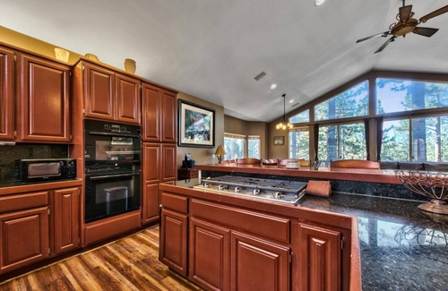 Montgomery Estates Cabina | Spacious 7Br+ Bonus 8th Br, Pool and Foosball Table, 13 Beds, 14 Guests+Kids 5 Years Old and Younger