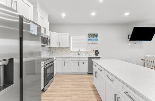 Holiday Beach Casa | Spacious 8-bedroom Retreat Prime Location Walk to Beach Sleeps 28