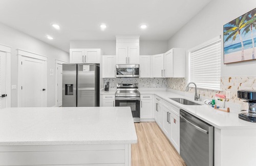 Holiday Beach Casa | Spacious 8-bedroom Retreat Prime Location Walk to Beach Sleeps 28