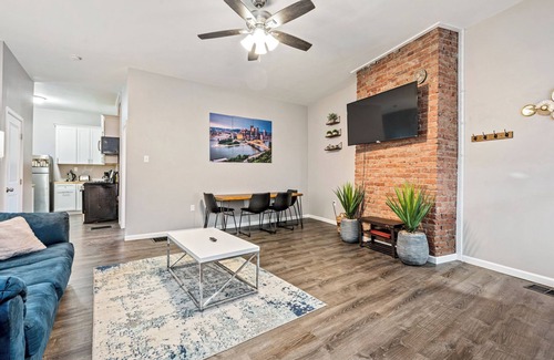 Mount Washington Casa | Spacious 8 Bed House! Triple King Bed - 3 Stories!