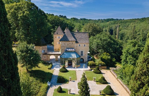 Saint-Cyprien Casa | Spacious 8-bedroom chateau in charming Saint-Cyprien with pool, bar and gym