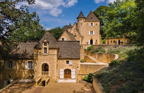 Saint-Cyprien Casa | Spacious 8-bedroom chateau in charming Saint-Cyprien with pool, bar and gym