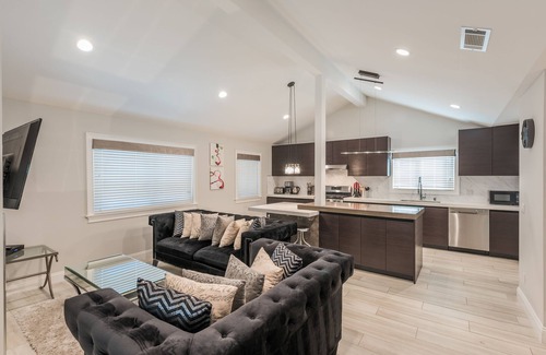 West Newport Casa | Amplio dúplex de 8 habitaciones / 7 baños solo 3 casas de arena con aire acondicionado