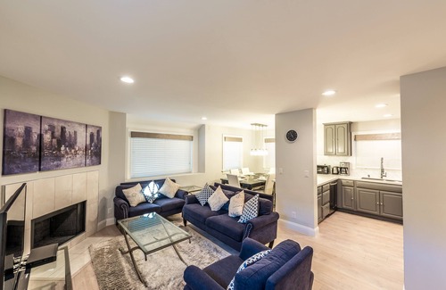West Newport Casa | Amplio dúplex de 8 habitaciones / 7 baños solo 3 casas de arena con aire acondicionado