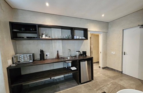 Hout Bay Casa | Spacious 8 sleeper Beach Place with pool, along Hout Bay beach.