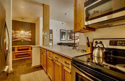 Taos Ski Valley Condominio | Spacious 800 sqf 2-bedroom condo 1.5 miles away from lift 1 at Taos Ski Valley!