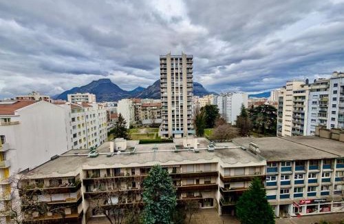 Quartier des Eaux-Claires Apartamento | Spacious 80m2 Apartment - 8th Floor, Free Parking, Sleeps 5