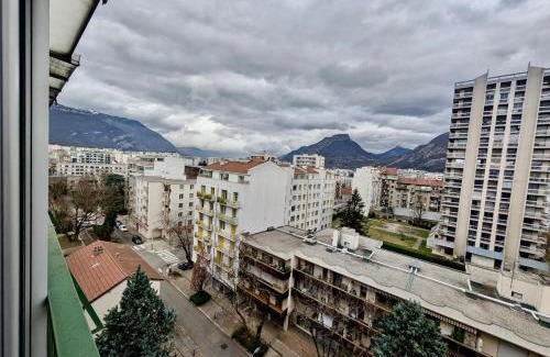 Quartier des Eaux-Claires Apartamento | Spacious 80m2 Apartment - 8th Floor, Free Parking, Sleeps 5
