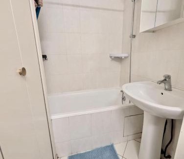 Quartier des Eaux-Claires Apartamento | Spacious 80m2 Apartment - 8th Floor, Free Parking, Sleeps 5