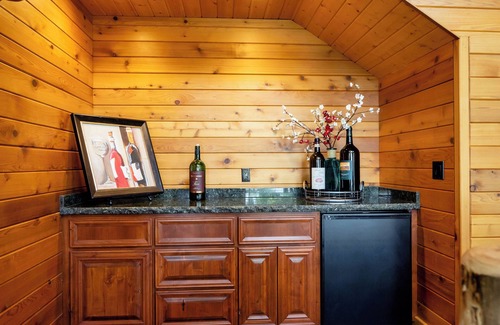 Klamath Falls Casa | Spacious 9-bedroom house with WiFi, AC in charming Klamath Falls