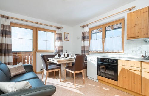 Viehhofen Apartamento | Spacious apartment with balcony and views