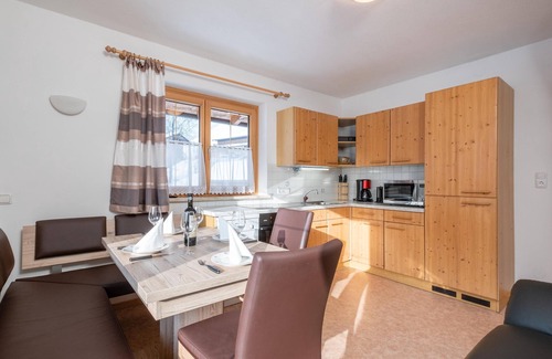 Viehhofen Apartamento | Spacious apartment with balcony and views