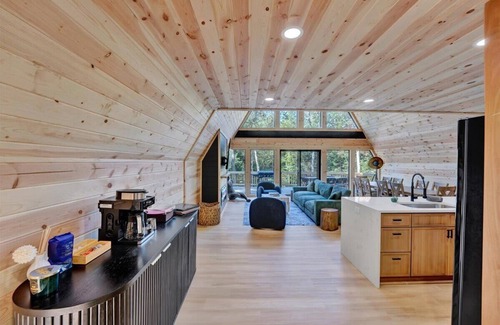 Blakeslee Cabina | Spacious A-Frame | Hot Tub | Movie Room | Firepit