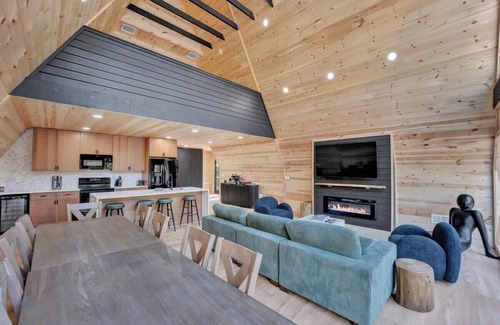 Blakeslee Cabina | Spacious A-Frame | Hot Tub | Movie Room | Firepit